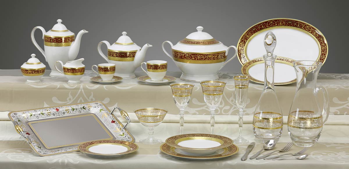 Completo piatti bicchieri vassoi decoro classico oro bordeaux Royal