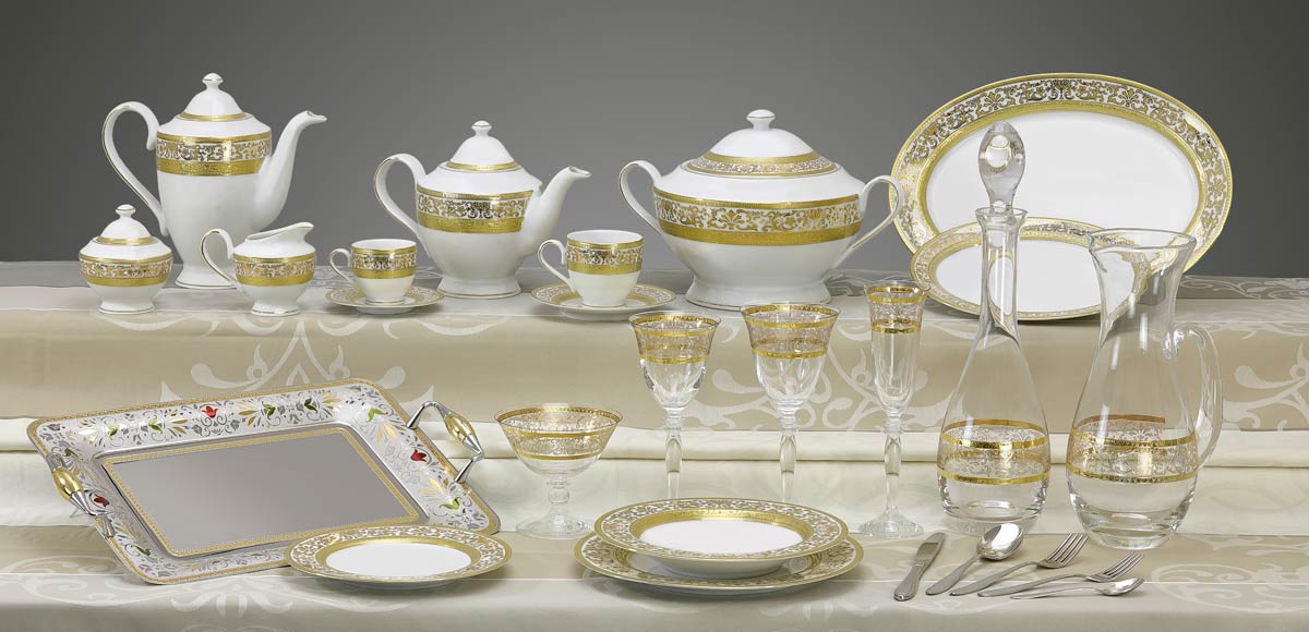 Completo di piatti bicchieri vassoi decoro classico oro Royal