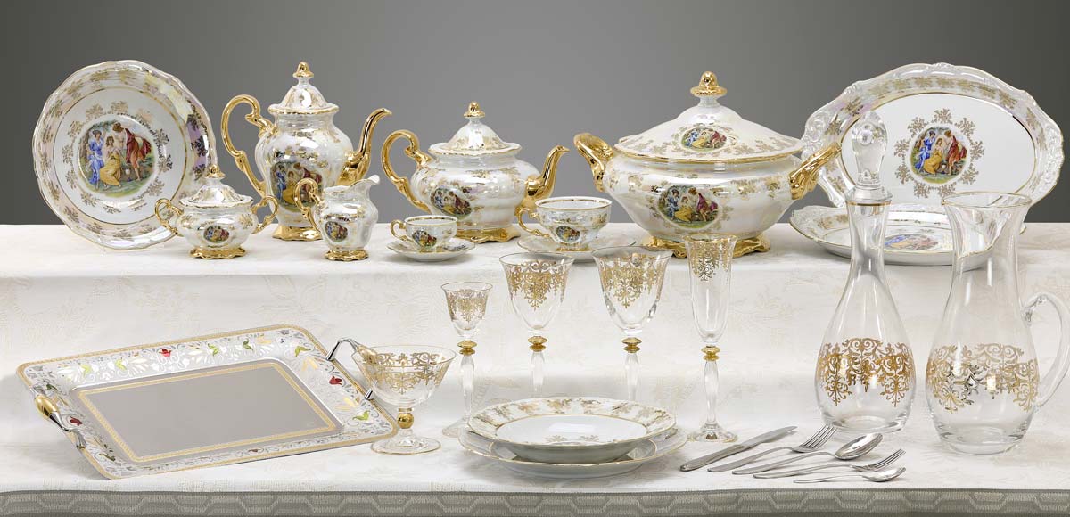 Servizio di piatti bicchieri e vassoi decorati a mano con immagine classica Giulia